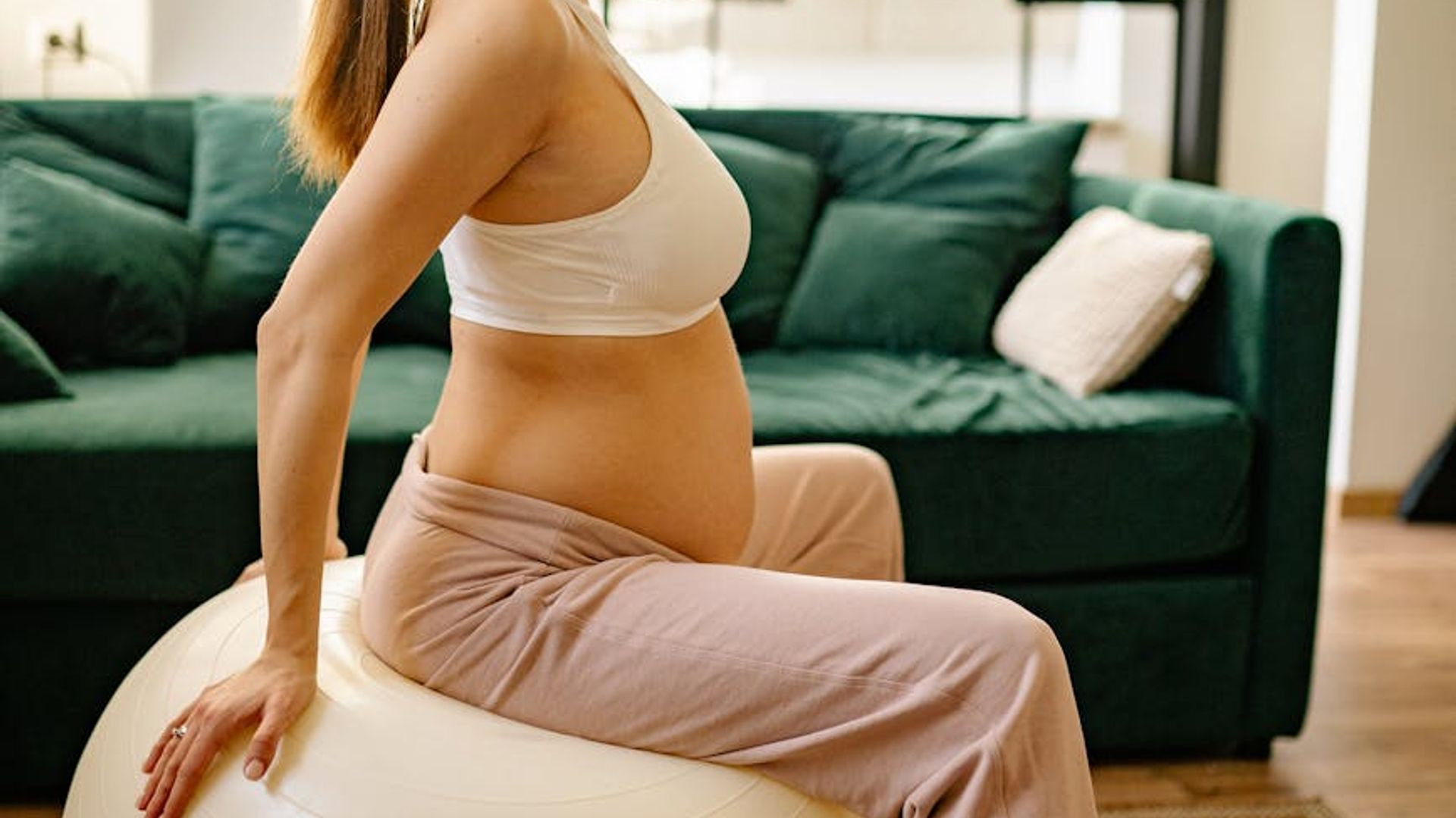 Calm and spacious room with soft light suitable for yoga practice.